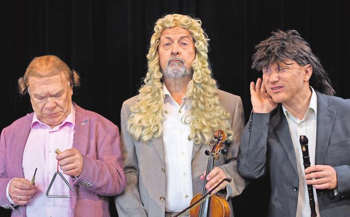 Szene aus dem LORIOT-PROGRAMM „Sie lassen sofort meine Frau ins Bett!“ v.l.n.r. Hans-Jürgen Silbermann, Dieter Richter, Matthias Avemarg. Foto:Maximilian Zwiener Szene aus dem LORIOT-PROGRAMM „Sie lassen sofort meine Frau ins Bett!“ v.l.n.r. Hans-Jürgen Silbermann, Dieter Richter, Matthias Avemarg. Foto:Maximilian Zwiener