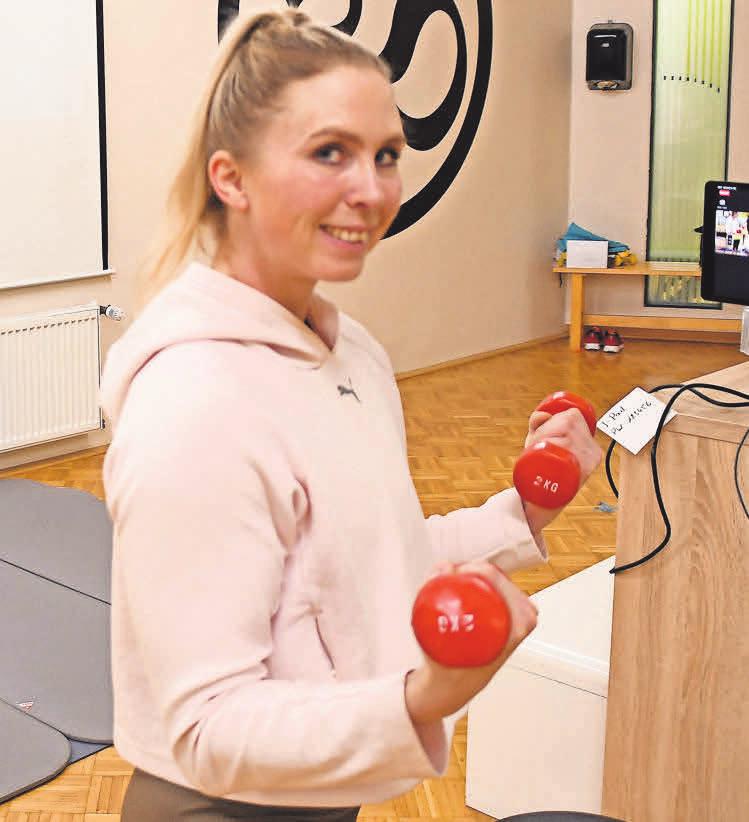 Bei den Videokonferenzen zeigt futureFit-Trainerin Dana Ulbrich alle Übungen vor der Kamera. Die Kursteilnehmer sehen und hören sich in Echtzeit. Bei den Videokonferenzen zeigt futureFit-Trainerin Dana Ulbrich alle Übungen vor der Kamera. Die Kursteilnehmer sehen und hören sich in Echtzeit.