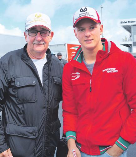 Mick Schumacher mit dem 1. Vorsitzenden des Michael und Mick Schumacher Fan-Club Kerpen, Reiner Ferling. Bild: Ferling Mick Schumacher mit dem 1. Vorsitzenden des Michael und Mick Schumacher Fan-Club Kerpen, Reiner Ferling. Bild: Ferling