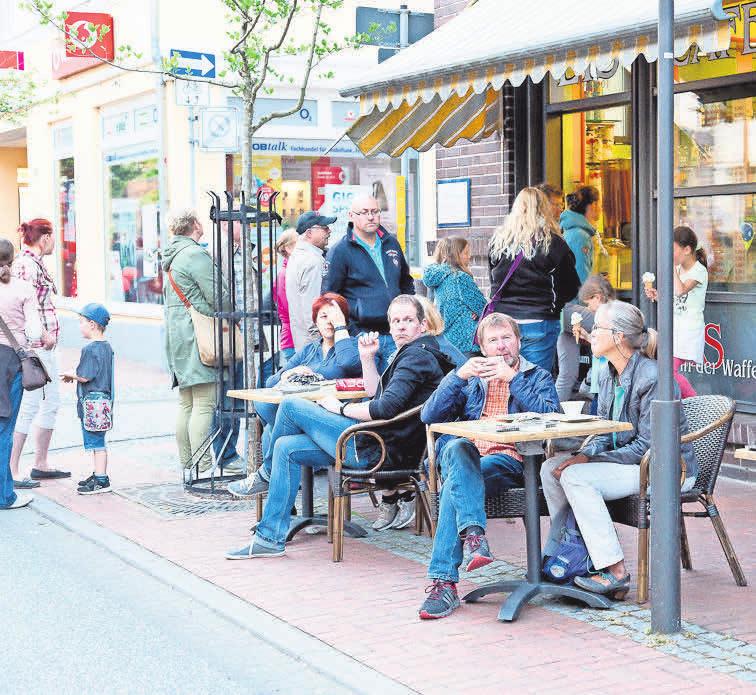 In den Restaurants und Lokalen trifft man sich am Sonntag auf einen Klönschnack bei Kaffee, Kuchen und anderen Leckereien. Foto Joachim Lührs In den Restaurants und Lokalen trifft man sich am Sonntag auf einen Klönschnack bei Kaffee, Kuchen und anderen Leckereien. Foto Joachim Lührs