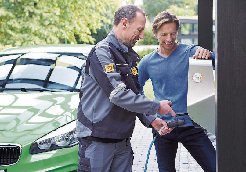 Qualifizierte Beratung und fachgerechte Installation von privaten Ladestationen bietet der Elektro-Innungsfachbetrieb. Bild: ArGe Medien im ZVEH Qualifizierte Beratung und fachgerechte Installation von privaten Ladestationen bietet der Elektro-Innungsfachbetrieb. Bild: ArGe Medien im ZVEH
