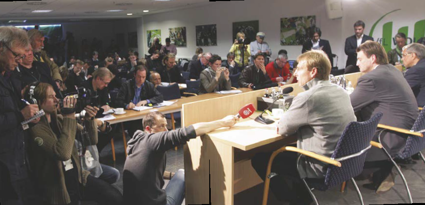 Das 5:1 und seine Folgen: Jürgen Klinsmann musste auf der Pressekonferenz das Spiel erklären... 