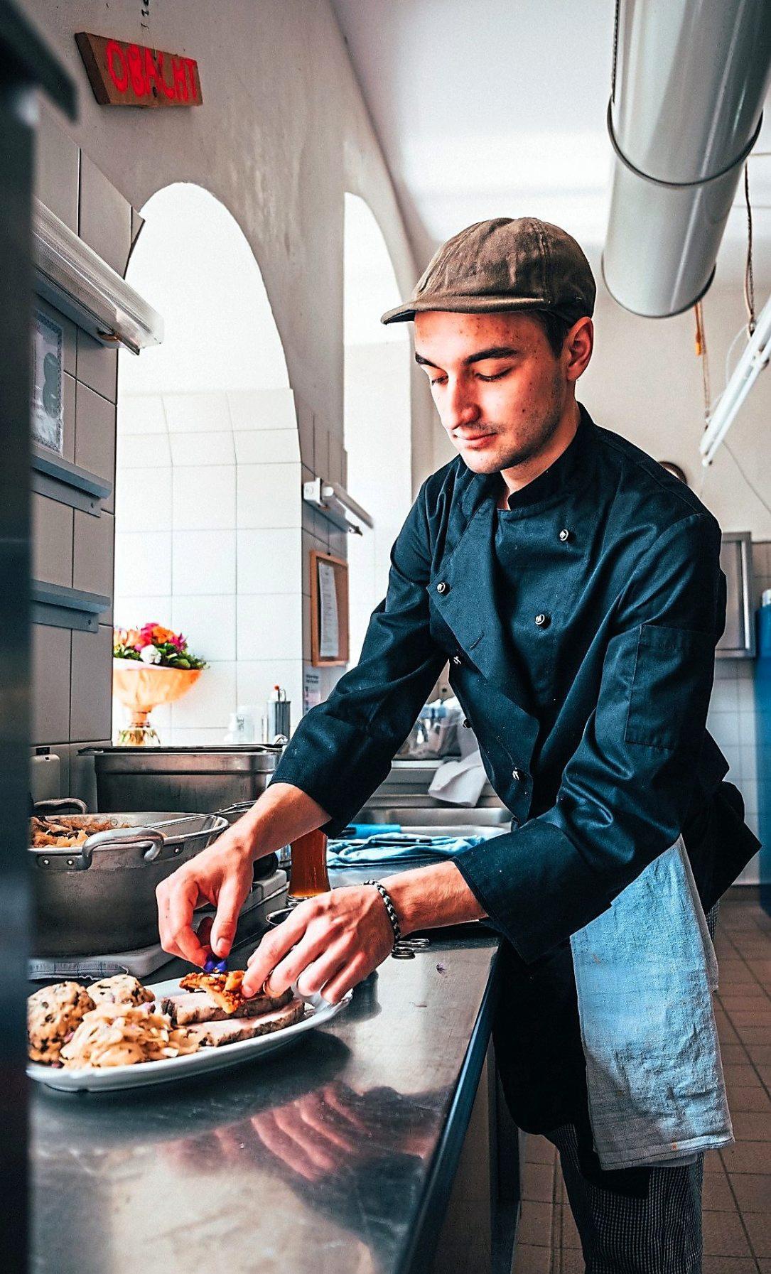Paul Kleebinder hat seine Liebe zum Kochen bei einem Ingolstädter Projekt mit Flüchtlingen entdeckt. Foto: Marco Pirzer Paul Kleebinder hat seine Liebe zum Kochen bei einem Ingolstädter Projekt mit Flüchtlingen entdeckt. Foto: Marco Pirzer