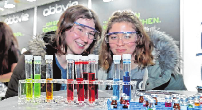 An den Ständen locken Mitmach-Aufgaben, bei denen man sein Geschick austesten kann. BILD: JOBS FOR FUTURE/BLÜTHNER An den Ständen locken Mitmach-Aufgaben, bei denen man sein Geschick austesten kann. BILD: JOBS FOR FUTURE/BLÜTHNER
