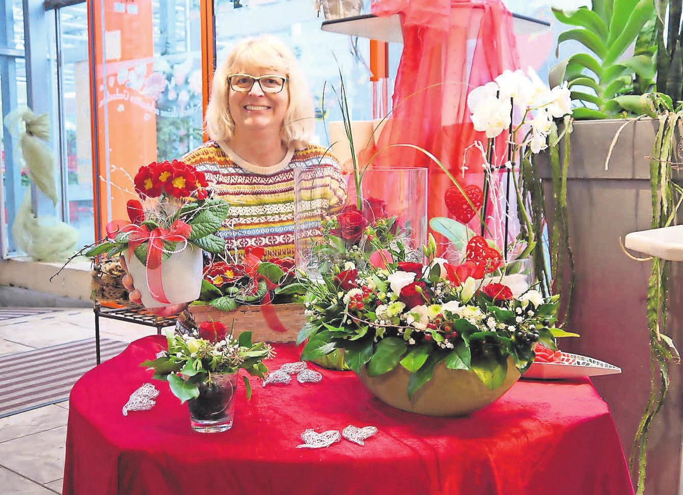Immer kreativ: Sabine Hupke und ihr Team setzen Blumen in Szene. Foto: Witzig Immer kreativ: Sabine Hupke und ihr Team setzen Blumen in Szene. Foto: Witzig