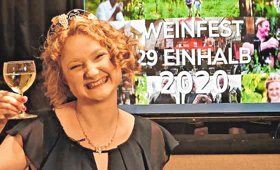 Auch das Weinfest in Zwingenberg ging diesmal digital über die Bühne. Besser als nichts, dachte sich auch die amtierende Bergsträßer Gebietsweinkönigin Jana Petermann, die zum Auftakt nur allzu gerne das Glas erhob. BILD: FUNCK Auch das Weinfest in Zwingenberg ging diesmal digital über die Bühne. Besser als nichts, dachte sich auch die amtierende Bergsträßer Gebietsweinkönigin Jana Petermann, die zum Auftakt nur allzu gerne das Glas erhob. BILD: FUNCK