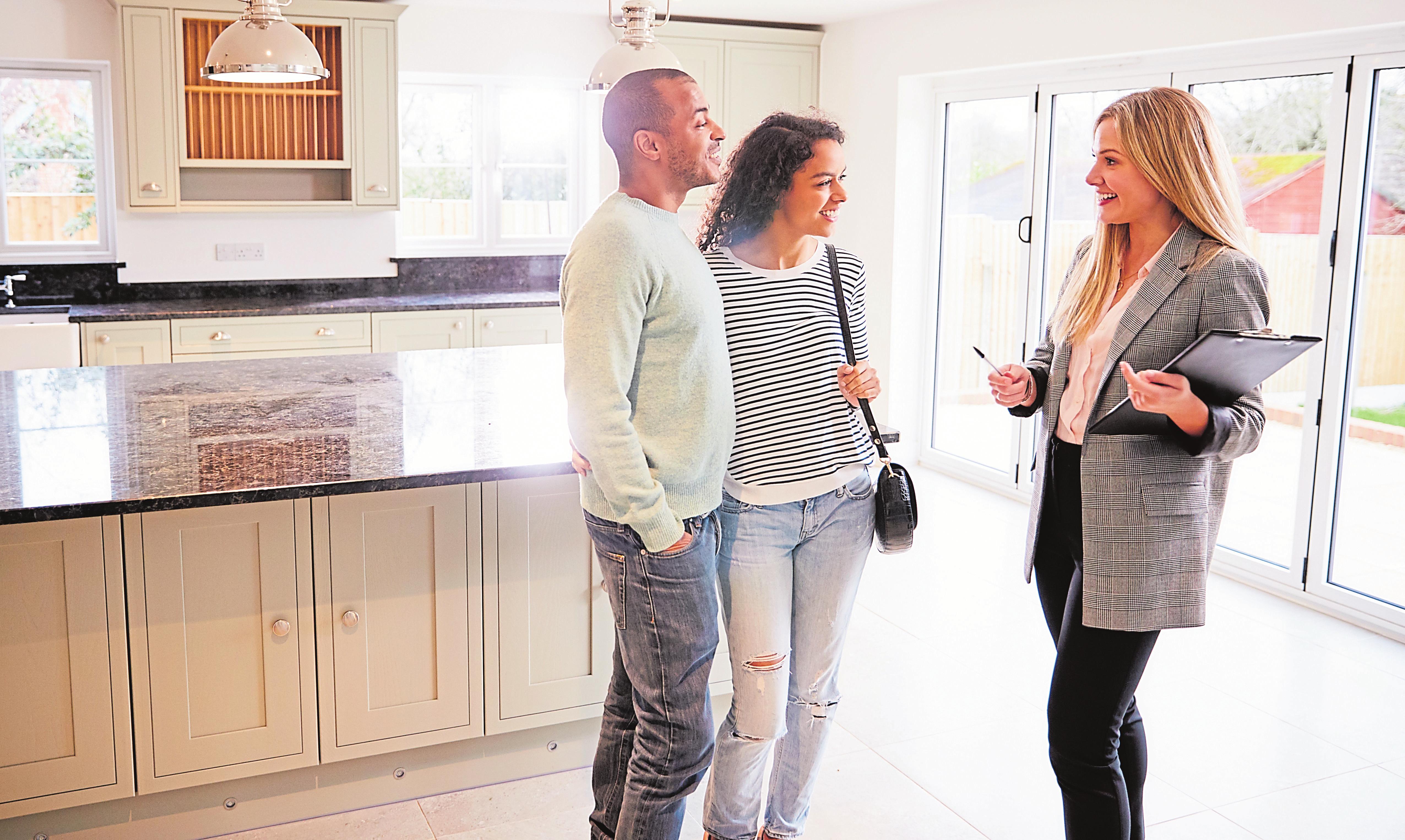 Une visite des lieux est autorisée dans des cas très particuliers. Pour les dossiers moins urgents, toutes les visites sont stoppées jusqu’à nouvel ordre.