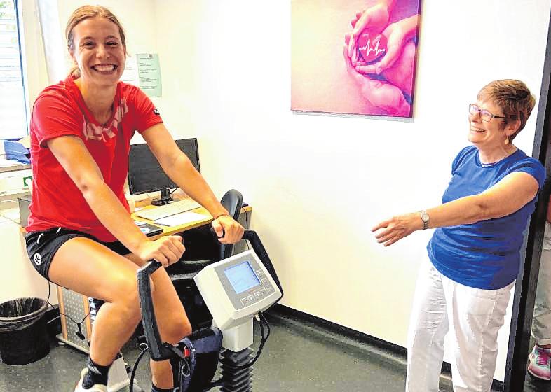 Sarah van Gulik beim Belastungs-EKG mit Dr. Brigitte Tost vom HGH. Sarah van Gulik beim Belastungs-EKG mit Dr. Brigitte Tost vom HGH.