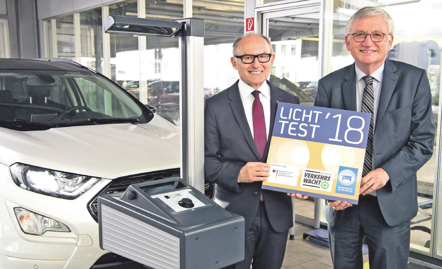 Verbandspräsident Michael Ziegler (l.) und Staatssekretär Julian Würtenberger werben für Sicherheit im Straßenverkehr durch den Licht-Test. Foto: KD Busch Verbandspräsident Michael Ziegler (l.) und Staatssekretär Julian Würtenberger werben für Sicherheit im Straßenverkehr durch den Licht-Test. Foto: KD Busch