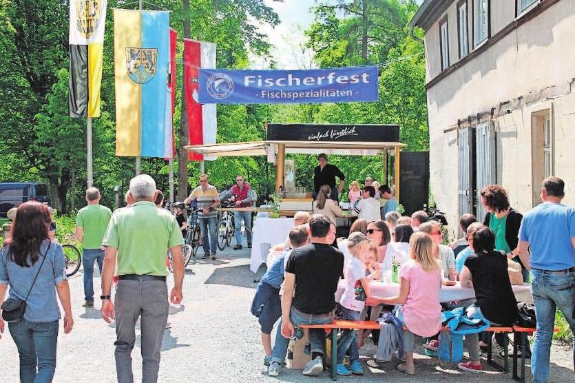 Das Fischerfest im Wasserschloss Mitwitz (Schlossinnenhof) beginnt um 11 Uhr. Es werden leckere Fischspezialitäten, Kaffee und Kuchen angeboten. Foto: hf Das Fischerfest im Wasserschloss Mitwitz (Schlossinnenhof) beginnt um 11 Uhr. Es werden leckere Fischspezialitäten, Kaffee und Kuchen angeboten. Foto: hf