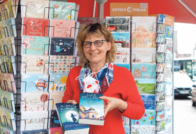 Roswitha Mayer von der Ulrich’schen Buchhandlung empfiehlt in der Coronakrise, sich die Zeit mit Kartenschreiben und Lesen zu vertreiben. FOTO: SCHMIDL Roswitha Mayer von der Ulrich’schen Buchhandlung empfiehlt in der Coronakrise, sich die Zeit mit Kartenschreiben und Lesen zu vertreiben. FOTO: SCHMIDL