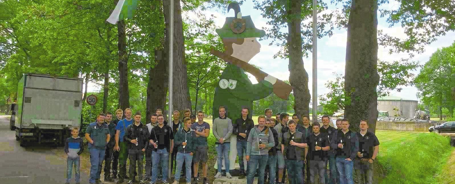 „Hartmut“ wird abwechselnd von den Jungschützen St. Katharina und Hubertus zu den jeweiligen Schützenfesten gebaut. Foto: privat „Hartmut“ wird abwechselnd von den Jungschützen St. Katharina und Hubertus zu den jeweiligen Schützenfesten gebaut. Foto: privat