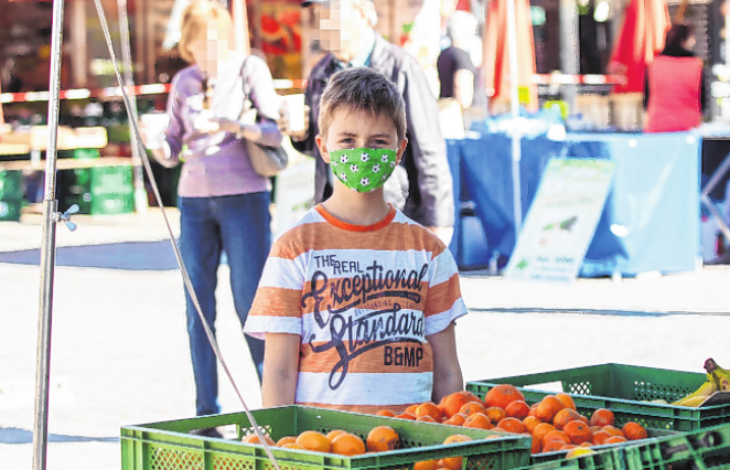 Auch Kinder ab sechs Jahren müssen beim Einkaufen eine Maske tragen. FOTO: HEIKO BECKER Auch Kinder ab sechs Jahren müssen beim Einkaufen eine Maske tragen. FOTO: HEIKO BECKER