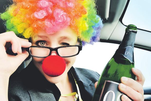 Auch wenn die Perücke an Karneval okay wäre: Alkohol sollte am Steuer tabu sein. Foto: trendobjects/stock.adobe.com Auch wenn die Perücke an Karneval okay wäre: Alkohol sollte am Steuer tabu sein. Foto: trendobjects/stock.adobe.com
