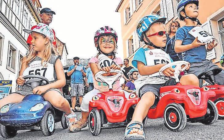 Auf die Plätze, fertig, los: Auf der Spielmeile steht ein Bobbycar-Rennen auf dem Programm. Auf die Plätze, fertig, los: Auf der Spielmeile steht ein Bobbycar-Rennen auf dem Programm.