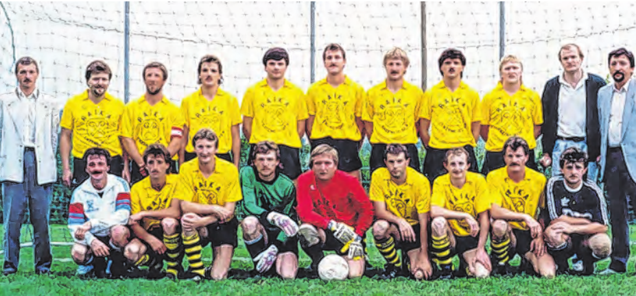 Franz Lang – im Bild stehend als Zweiter von links – erinnert sich an eine erfolgreiche Fußballgeschichte: Meistermannschaft 1988/89, 1. Klasse Nordwest, Aufstieg in die Bezirksliga. Foto: Union Enzenkirchen Franz Lang – im Bild stehend als Zweiter von links – erinnert sich an eine erfolgreiche Fußballgeschichte: Meistermannschaft 1988/89, 1. Klasse Nordwest, Aufstieg in die Bezirksliga. Foto: Union Enzenkirchen
