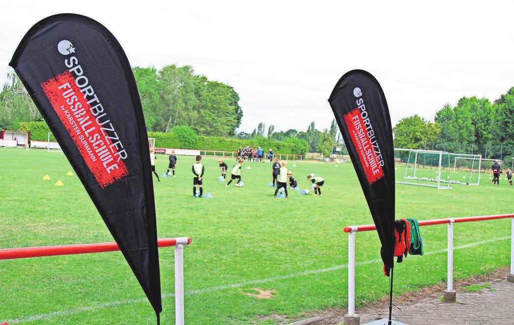 Bei der Sportbuzzer-Fußballschule trainieren die Kinder in Kleingruppen. Bei der Sportbuzzer-Fußballschule trainieren die Kinder in Kleingruppen.