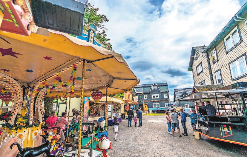 Willkommen auf dem Festplatz, wo u.a. Los- und Schießbude sowie ein Kinderkarussell zu vergnüglichen Momenten einladen. Fotos: Hochstrate Willkommen auf dem Festplatz, wo u.a. Los- und Schießbude sowie ein Kinderkarussell zu vergnüglichen Momenten einladen. Fotos: Hochstrate