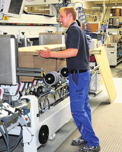 Bei der dualen Ausbildung zum Packmitteltechnologen kommt es vor allem auf handwerkliches Geschick und mathematisch-technisches Verständnis an. FOTO: SCA PACKAGING / DPA Bei der dualen Ausbildung zum Packmitteltechnologen kommt es vor allem auf handwerkliches Geschick und mathematisch-technisches Verständnis an. FOTO: SCA PACKAGING / DPA