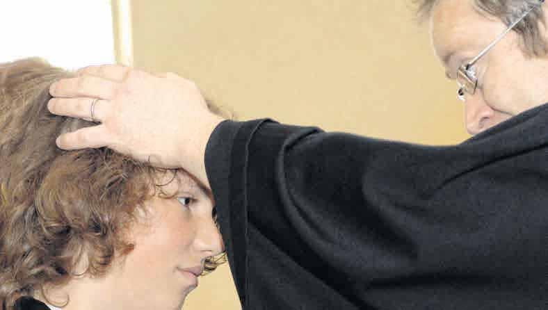 Ein Pfarrer segnet einen Konfirmanden im Gottesdienst ein. FOTO: ALABISO Ein Pfarrer segnet einen Konfirmanden im Gottesdienst ein. FOTO: ALABISO