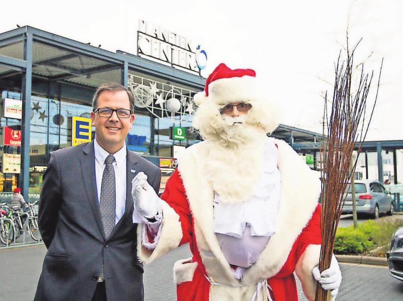 Centermanager Stefan Sahr und der Weihnachtsmann persönlich laden zum Shoppen ein. Centermanager Stefan Sahr und der Weihnachtsmann persönlich laden zum Shoppen ein.