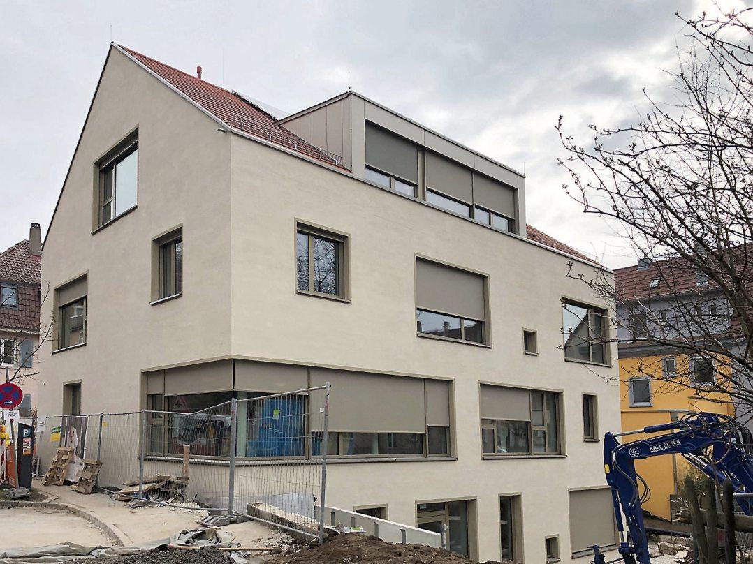 Der zentrale Zugang zum neuen Kinderhaus Gartenstraße ist in der Kielmeyerstraße 2. Der große Garten wird zukünftig von den Kindern beider nun benachbarter Kinderhäuser genutzt: Denen aus der Gartenstraße 50 und den 45 Rackern, die in den Neubau einziehen.