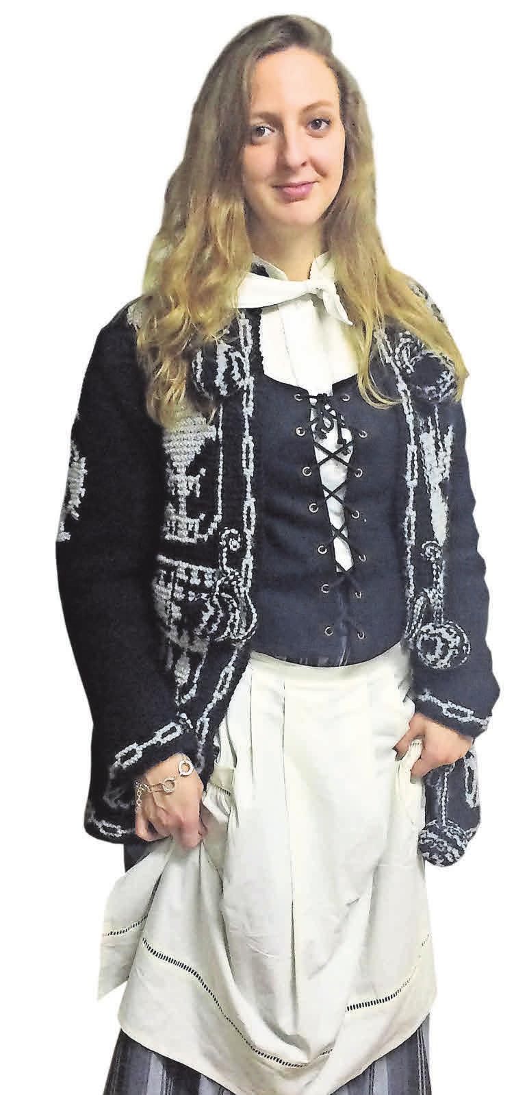 Heiligabend kleiden sich viele Basken in traditionellen Gewändern. „Eigentlich gehört bei den Frauen noch ein Kopftuch dazu, aber das mache ich nicht“, sagt Nerea Lakuntza. Und die Männer? Die tragen natürlich Baskenmütze. Heiligabend kleiden sich viele Basken in traditionellen Gewändern. „Eigentlich gehört bei den Frauen noch ein Kopftuch dazu, aber das mache ich nicht“, sagt Nerea Lakuntza. Und die Männer? Die tragen natürlich Baskenmütze.