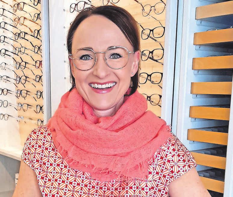 Augenoptikermeisterin Silke Virkus begrüßt den Frühling mit einer Metallbrille aus der Montblanc-Kollektion. Foto: Siegfried Hoffmann Augenoptikermeisterin Silke Virkus begrüßt den Frühling mit einer Metallbrille aus der Montblanc-Kollektion. Foto: Siegfried Hoffmann