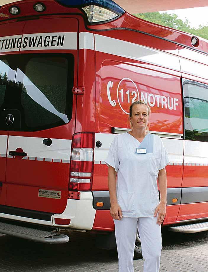 Wenn der Krankenwagen an der Notaufnahme steht, muss es bei Teamleiterin Sabine Dörre und ihrem Team schnell gehen, um den Patienten zu helfen. Wenn der Krankenwagen an der Notaufnahme steht, muss es bei Teamleiterin Sabine Dörre und ihrem Team schnell gehen, um den Patienten zu helfen.