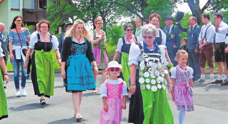 Höhepunkt ist der Festzug am Pfingstsonntag, wenn wieder rund 400 Teilnehmer sich durch den Ort zur Festhalle bewegen. Foto: PR Höhepunkt ist der Festzug am Pfingstsonntag, wenn wieder rund 400 Teilnehmer sich durch den Ort zur Festhalle bewegen. Foto: PR