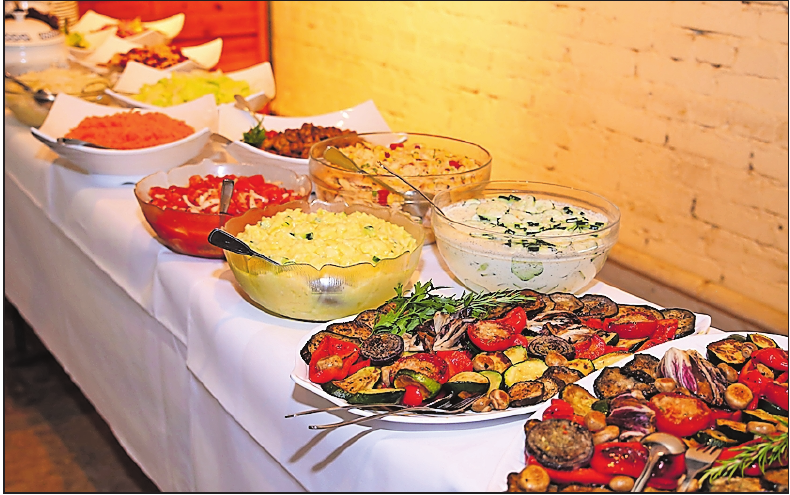 Lecker: Gegrilltes, Paniertes und Vegetarisches steht unter anderem auf dem Buffet. FOTO: RIBIC Lecker: Gegrilltes, Paniertes und Vegetarisches steht unter anderem auf dem Buffet. FOTO: RIBIC