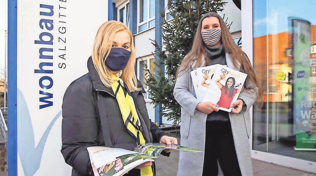 Lob für das Magazin: Gabriele Hürtler, Leiterin Personal bei der Wohnbau, blättert mit hallo-Mediaberaterin Nadine Bauer durch das CityLand. Foto: rk Lob für das Magazin: Gabriele Hürtler, Leiterin Personal bei der Wohnbau, blättert mit hallo-Mediaberaterin Nadine Bauer durch das CityLand. Foto: rk