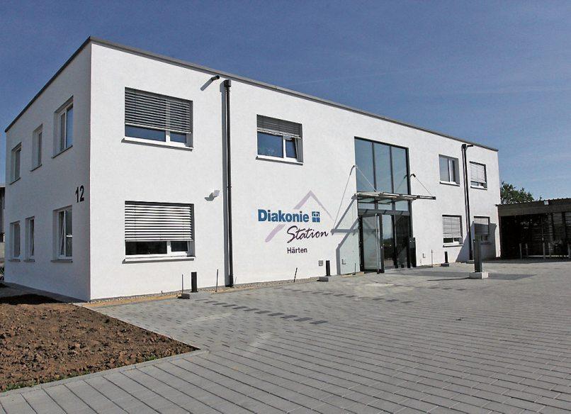 Helle und moderne Räume bietet der Neubau den Mitarbeiterinnen und Mitarbeitern der Diakoniestation Härten. Ausreichend Parkplätze vor dem Haus sorgen dafür, dass die Pflegefachkräfte schnell zu ihrem Einsatzort kommen. Bilder: Uhland2
