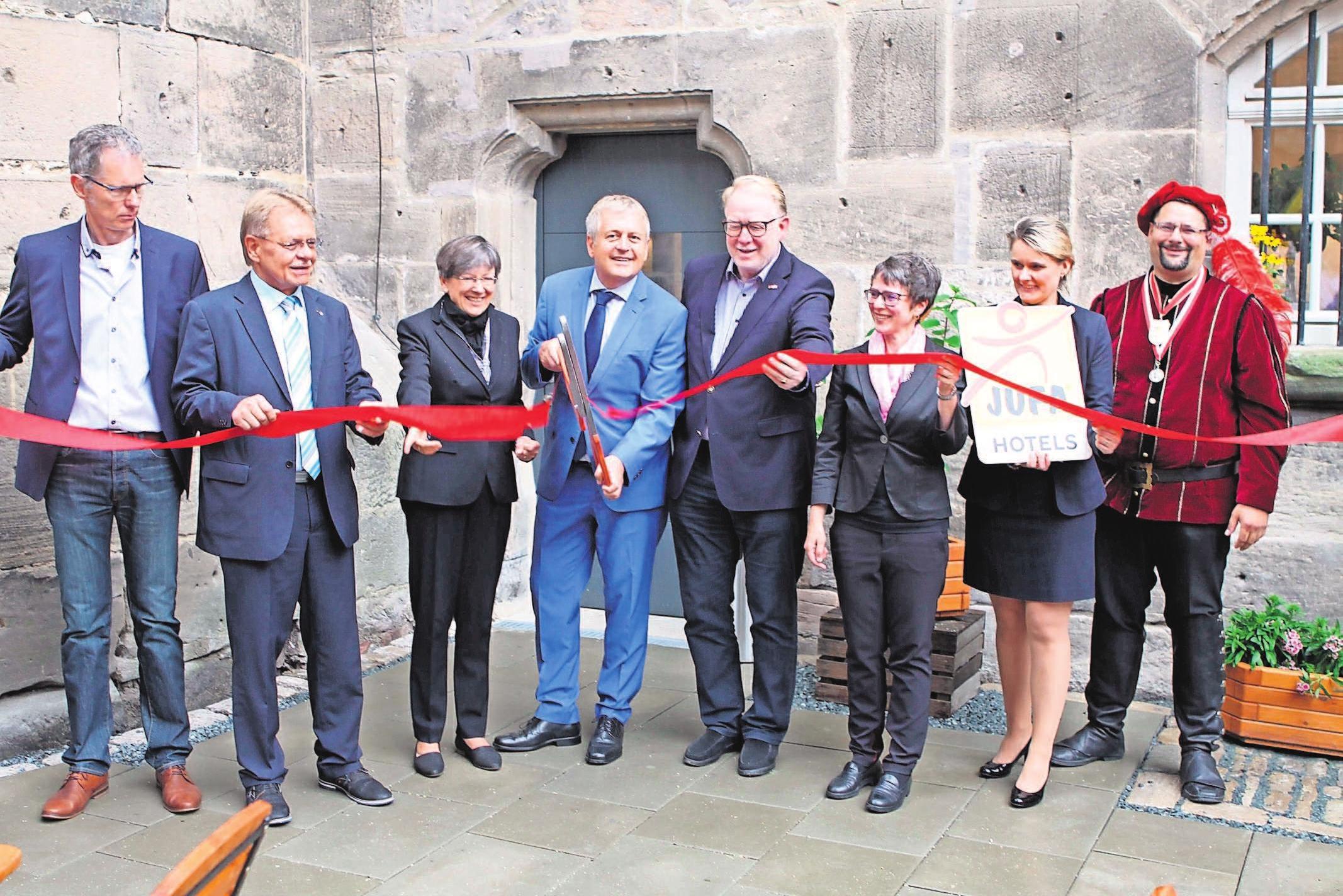 Der Vorstandsvorsitzende der JUFA Hotels Gerhard Wendel schnitt das rote Band symbolisch durch. Foto: mw Der Vorstandsvorsitzende der JUFA Hotels Gerhard Wendel schnitt das rote Band symbolisch durch. Foto: mw