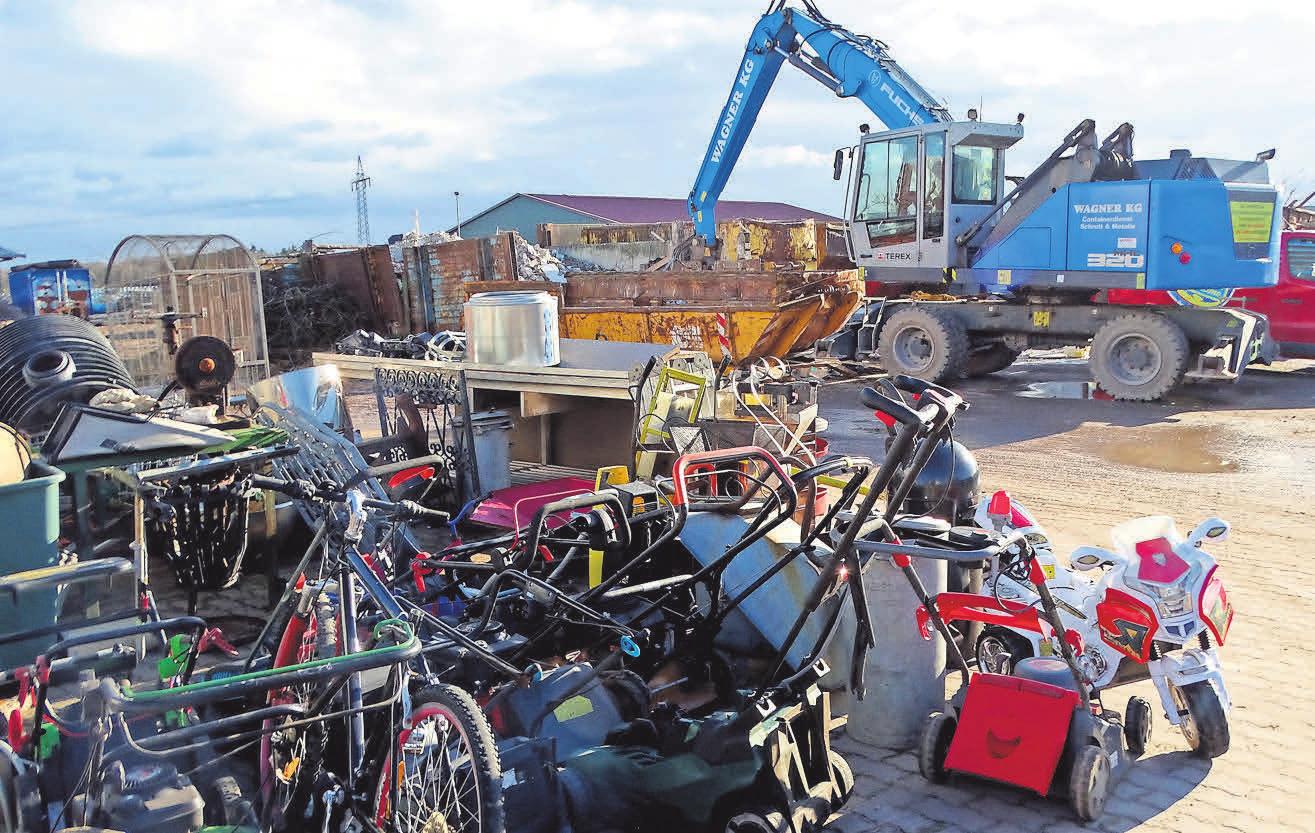 Der Schrott wird gesammelt, sortiert und wieder dem Recycling-Kreislauf zugeführt. Der Schrott wird gesammelt, sortiert und wieder dem Recycling-Kreislauf zugeführt.