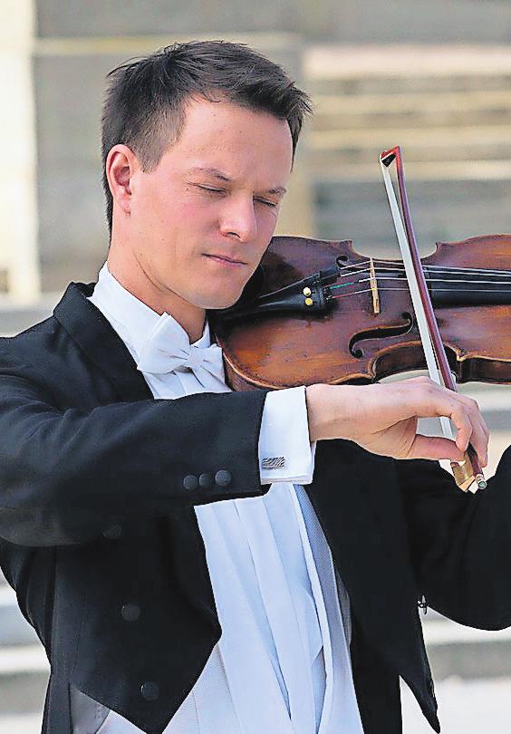 HOLGER ENGELHARDT an der Solo-Violine. Foto: Katrin Bemmann HOLGER ENGELHARDT an der Solo-Violine. Foto: Katrin Bemmann
