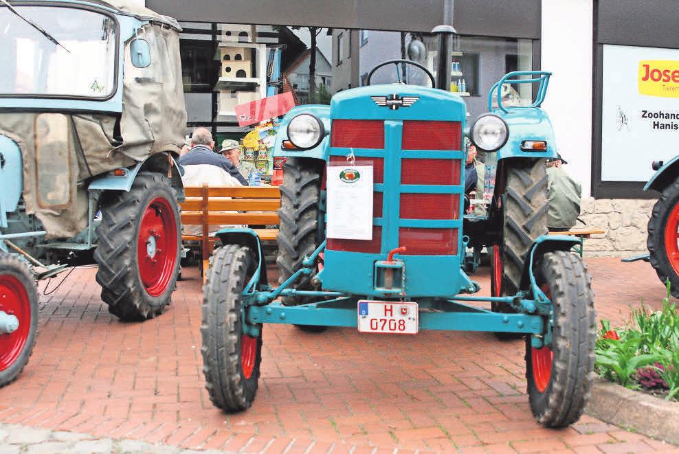 Trecker und Oldtimer prägen das Bild am Rande des Marktes. Trecker und Oldtimer prägen das Bild am Rande des Marktes.