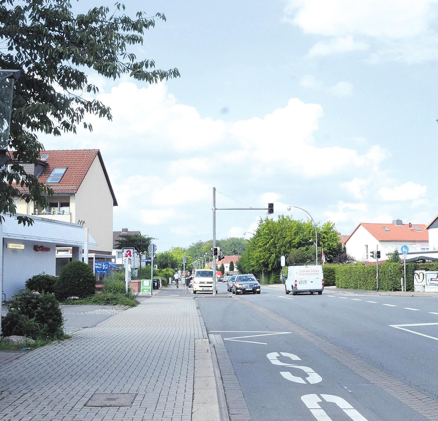 Die Mummenhofstraße, Hauptstraße in Vorwerk, wird in der kommenden Woche wegen Kanalarbeiten für den Durchgangsverkehr gesperrt. Foto: Wasinski Die Mummenhofstraße, Hauptstraße in Vorwerk, wird in der kommenden Woche wegen Kanalarbeiten für den Durchgangsverkehr gesperrt. Foto: Wasinski
