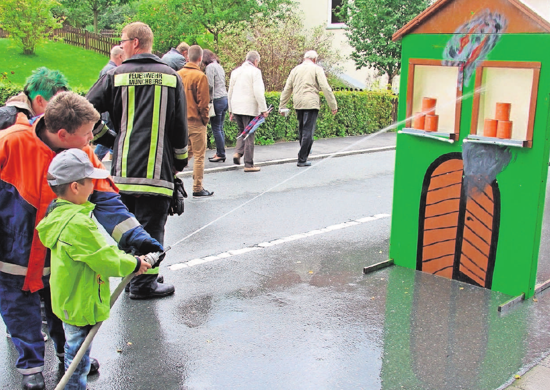 Früh übt sich, wer .. . Die Kameraden der Münchberger Wehr bieten Mitmach-Angebote an. Früh übt sich, wer .. . Die Kameraden der Münchberger Wehr bieten Mitmach-Angebote an.