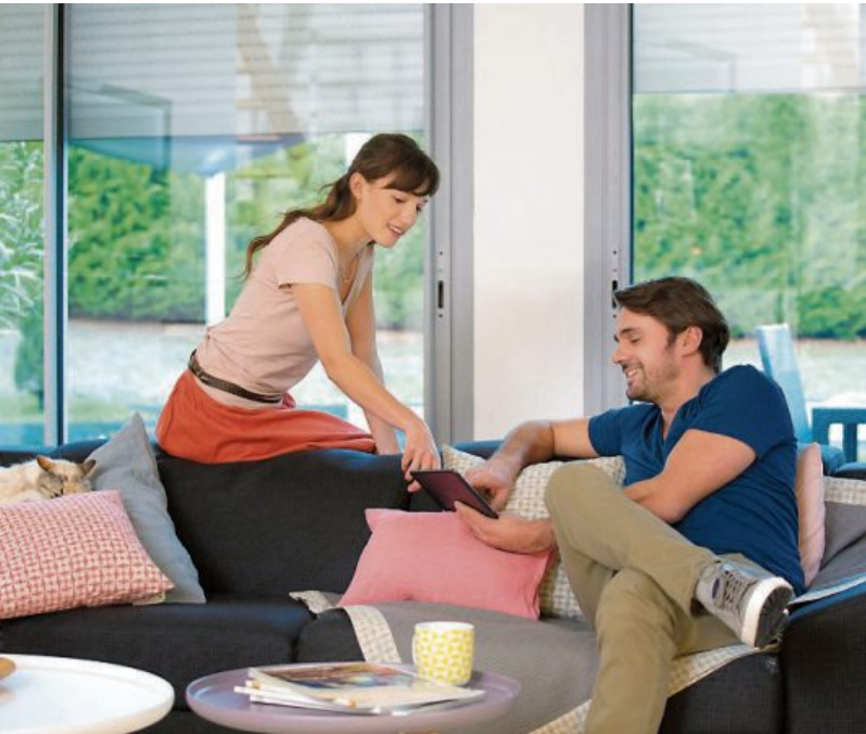 Funkgesteuerte Smarthome-Systeme können viele Alltagsroutinen wie das Öffnen und Schließen der Rollläden automatisieren. Bild: djd/Somfy Funkgesteuerte Smarthome-Systeme können viele Alltagsroutinen wie das Öffnen und Schließen der Rollläden automatisieren. Bild: djd/Somfy