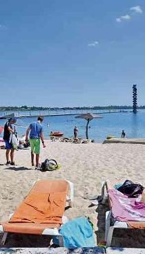 Traumstrand an der Goitzsche – mit Blick auf das Wahrzeichen, den Pegelturm. Der Pegelturm ist ein Aussichtsturm. Er bietet eine Rundumsicht auf den Großen Goitzschesee sowie auf Friedersdorf, Bitterfeld, Mühlbeck und Pouch, bei guter Fernsicht sogar bis zum Leipziger Völkerschlachtdenkmal. Insgesamt 144 Stufen führen auf die Plattform. Foto: MZ-Archiv/Kehrer Traumstrand an der Goitzsche – mit Blick auf das Wahrzeichen, den Pegelturm. Der Pegelturm ist ein Aussichtsturm. Er bietet eine Rundumsicht auf den Großen Goitzschesee sowie auf Friedersdorf, Bitterfeld, Mühlbeck und Pouch, bei guter Fernsicht sogar bis zum Leipziger Völkerschlachtdenkmal. Insgesamt 144 Stufen führen auf die Plattform. Foto: MZ-Archiv/Kehrer