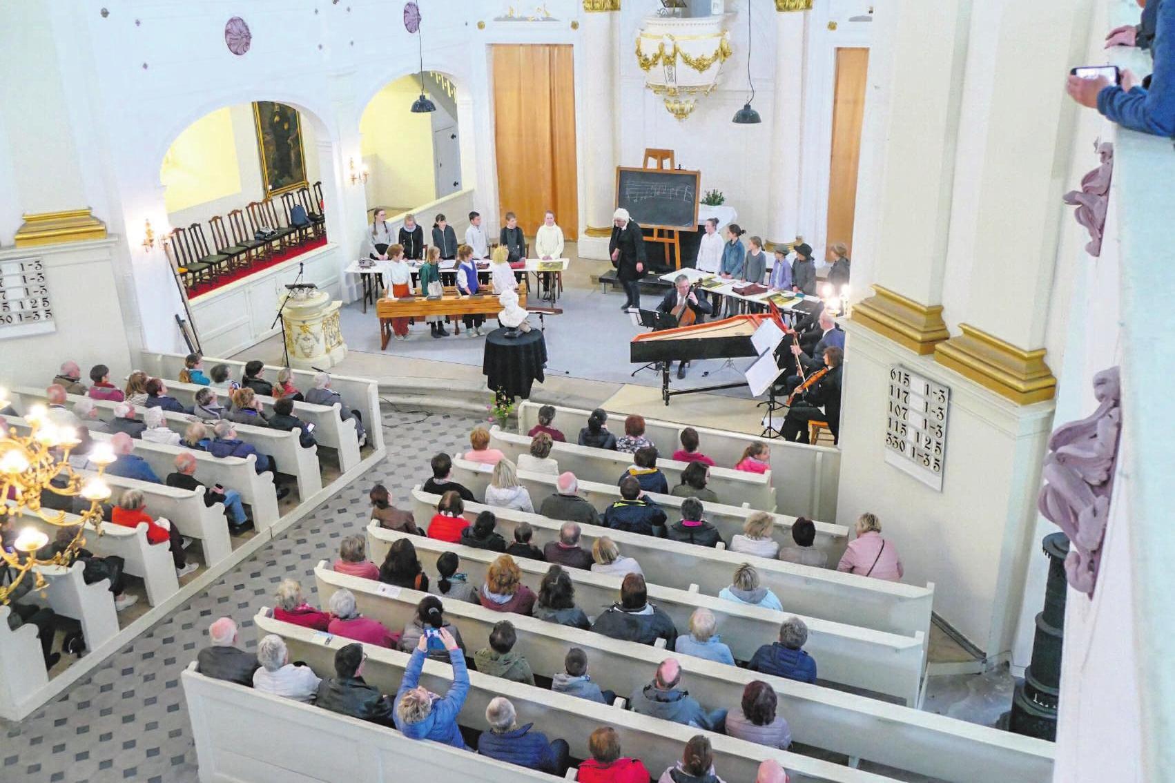 In der Christuskirche wird das Collegium Musicum und Torsten Sterzik am Klavier „Mit den schönsten Melodien ins Wochenende“ einladen. In der Christuskirche wird das Collegium Musicum und Torsten Sterzik am Klavier „Mit den schönsten Melodien ins Wochenende“ einladen.