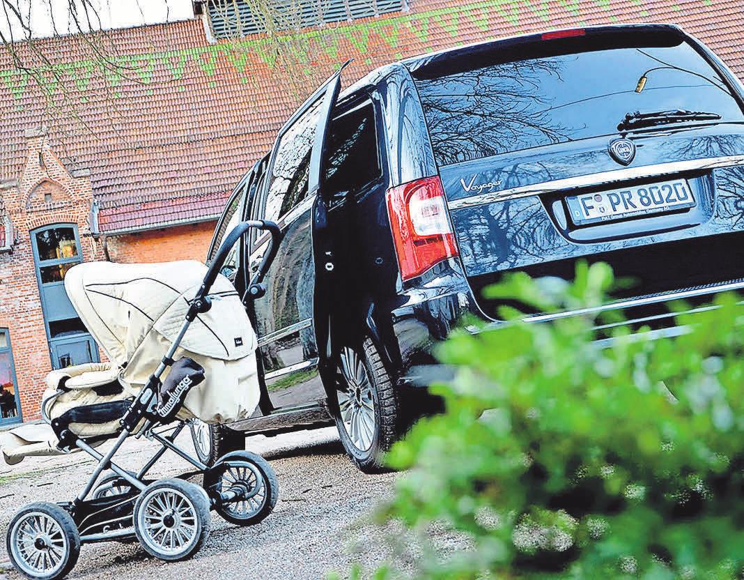 Junge Familien brauchen Platz – auch im Auto. Foto: leben-und-erziehen Junge Familien brauchen Platz – auch im Auto. Foto: leben-und-erziehen
