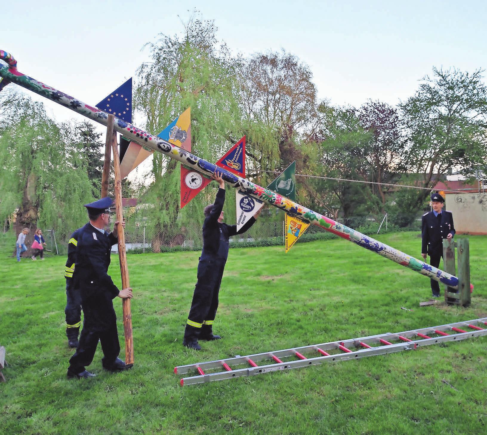 Traditionell nehmen die Damshagener den Maibaum am 2. Oktober ab. Foto: Mandy Krüger Traditionell nehmen die Damshagener den Maibaum am 2. Oktober ab. Foto: Mandy Krüger
