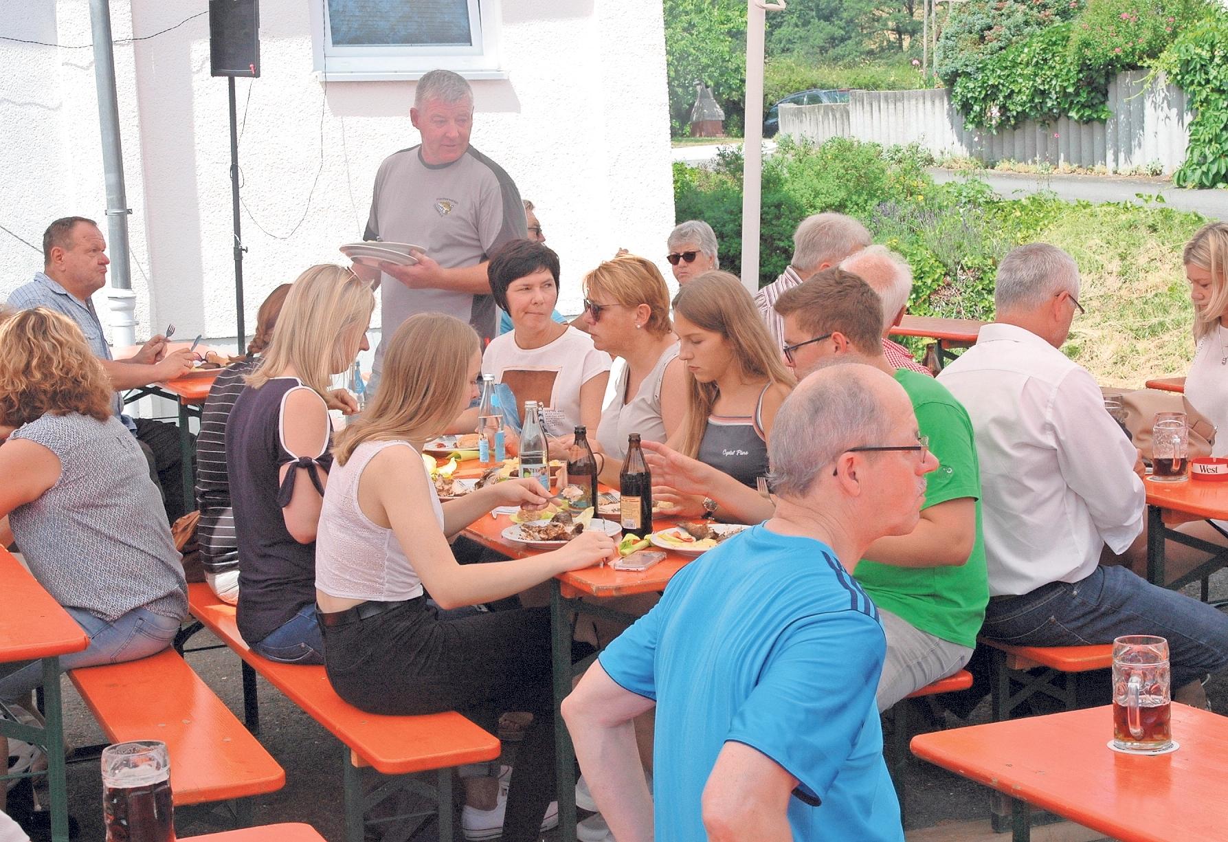 Biertischgarnituren unter Schatten spendenden Sonnenschirmen sorgen zusammen mit gutem Essen und kühlem Bier für Gemütlichkeit. Biertischgarnituren unter Schatten spendenden Sonnenschirmen sorgen zusammen mit gutem Essen und kühlem Bier für Gemütlichkeit.