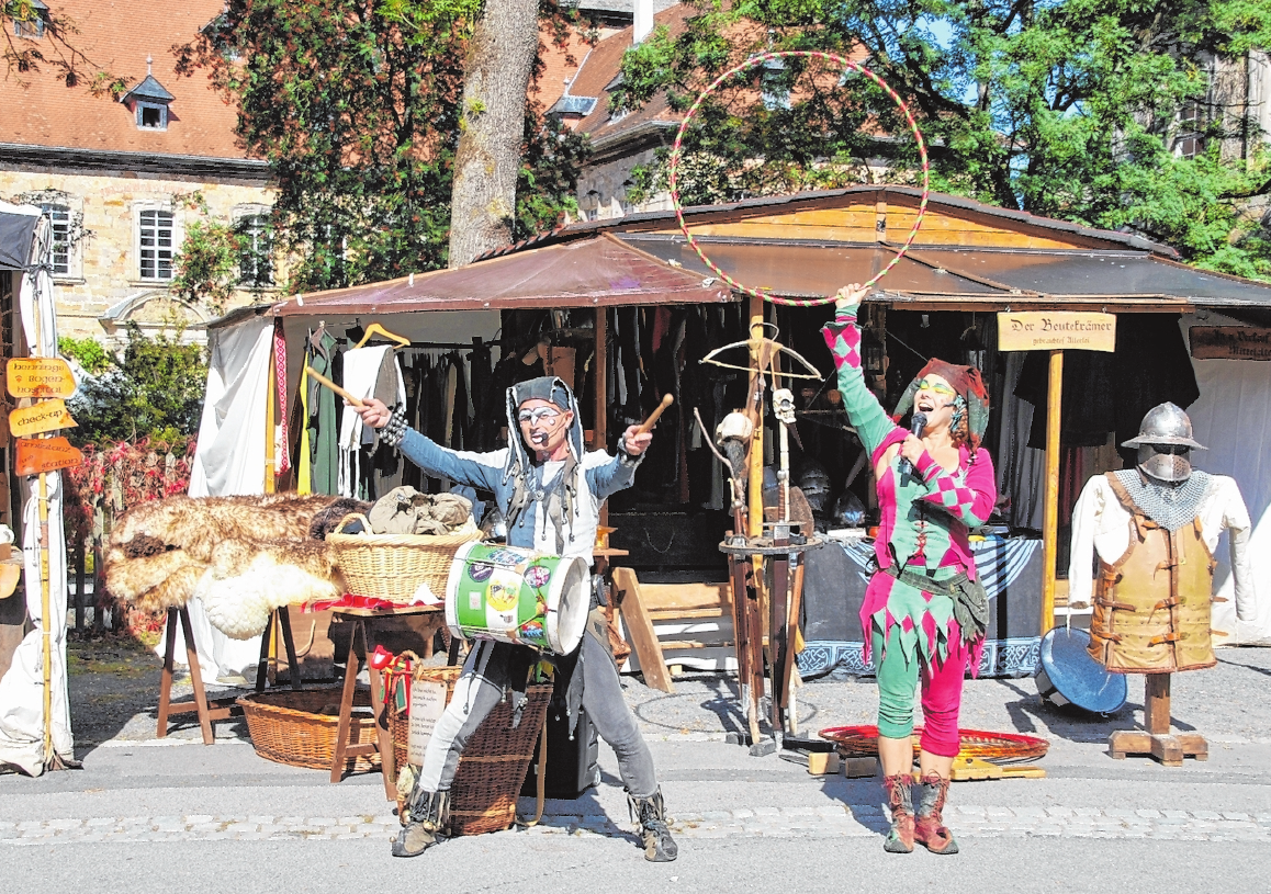 Auch in früheren Zeiten war ein Markt nie nur Podium für Handel und Verkauf, sondern ein solcher Markt lockte auch immer Gaukler, Possenreißer und Musiker zum Marktgeschehen. Im Bild „Mimikry” FOTO: STEFANIE BRANTNER Auch in früheren Zeiten war ein Markt nie nur Podium für Handel und Verkauf, sondern ein solcher Markt lockte auch immer Gaukler, Possenreißer und Musiker zum Marktgeschehen. Im Bild „Mimikry” FOTO: STEFANIE BRANTNER