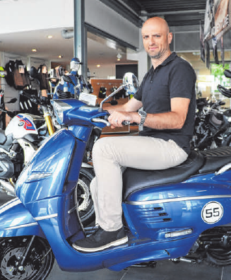 Der zweite Preis ist ein Motorroller Peugeot-Django- 50 Sport in den ruateligen Farben blau und weiß, auch in diesem Jahr gesponsert von Mahle Zweiräder. Der Wert liegt bei 2 700 Euro. Der zweite Preis ist ein Motorroller Peugeot-Django- 50 Sport in den ruateligen Farben blau und weiß, auch in diesem Jahr gesponsert von Mahle Zweiräder. Der Wert liegt bei 2 700 Euro.