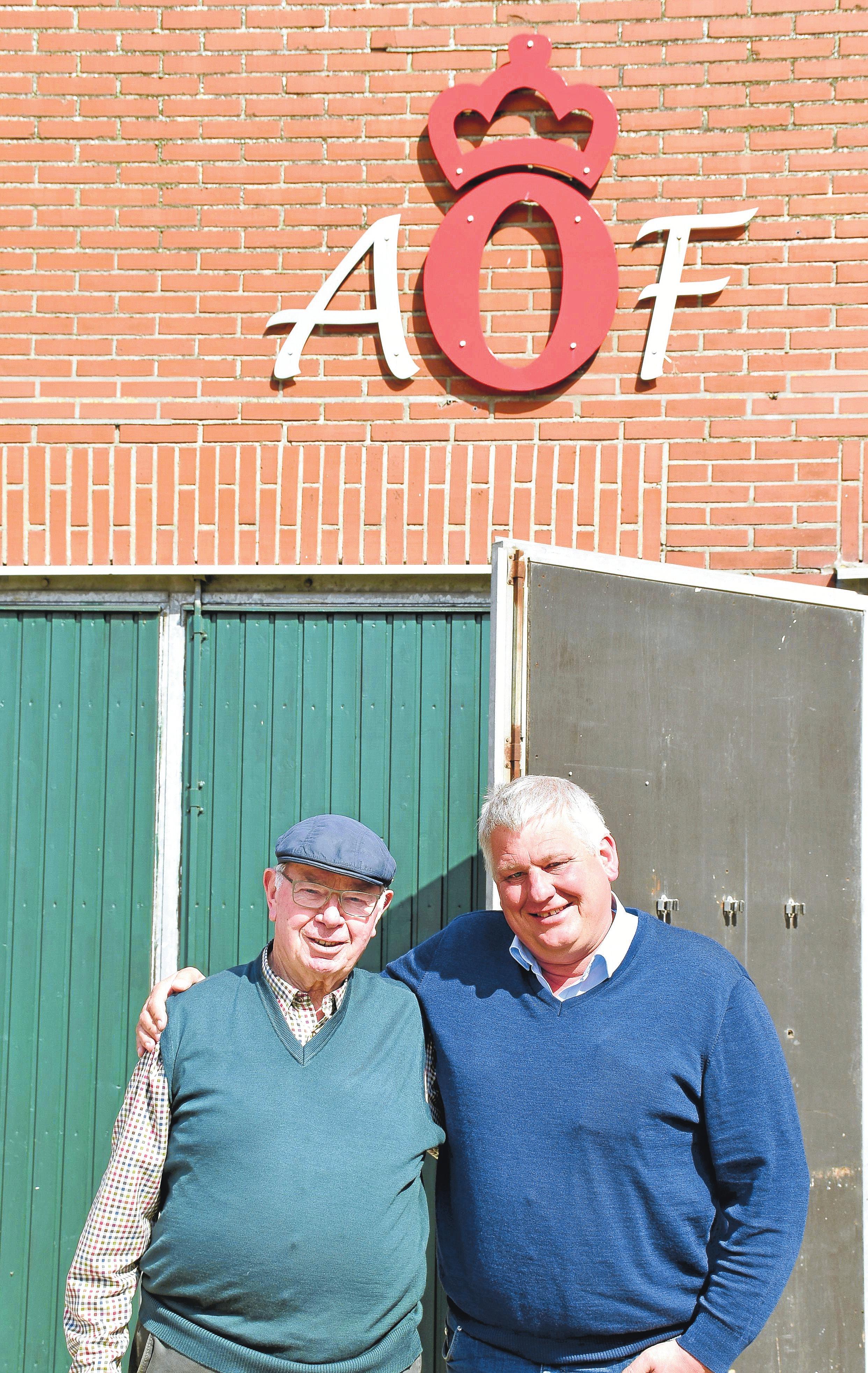 Ein freundschaftliches Verhältnis verbindet heute den neuen Besitzer Arnold Fischer (r.) mit Ludwig Kathmann. Foto: Wehring