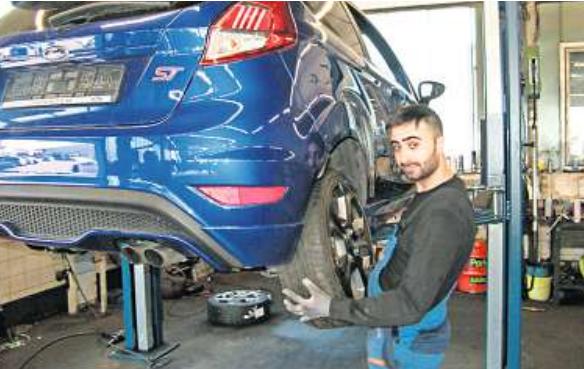 Nawid Ehrari, Auszubildender als Kfz-Mechatroniker, wechselt von Winter- auf Sommerreifen. Nawid Ehrari, Auszubildender als Kfz-Mechatroniker, wechselt von Winter- auf Sommerreifen.