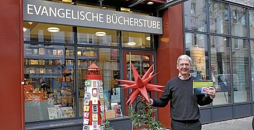 Axel Peters-Leber empfiehlt als Geschenkideen den „Jahresklänge Kalender 2019“ und den Annaberger Faltstern. FOTO: FSCH Axel Peters-Leber empfiehlt als Geschenkideen den „Jahresklänge Kalender 2019“ und den Annaberger Faltstern. FOTO: FSCH